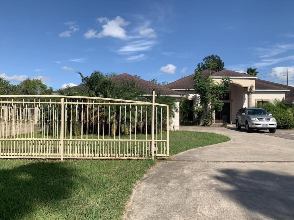 Brownsville Comfort 2 Bedroom 1 Bath , Spacious Kitchen And Outdoor Home Exterior photo