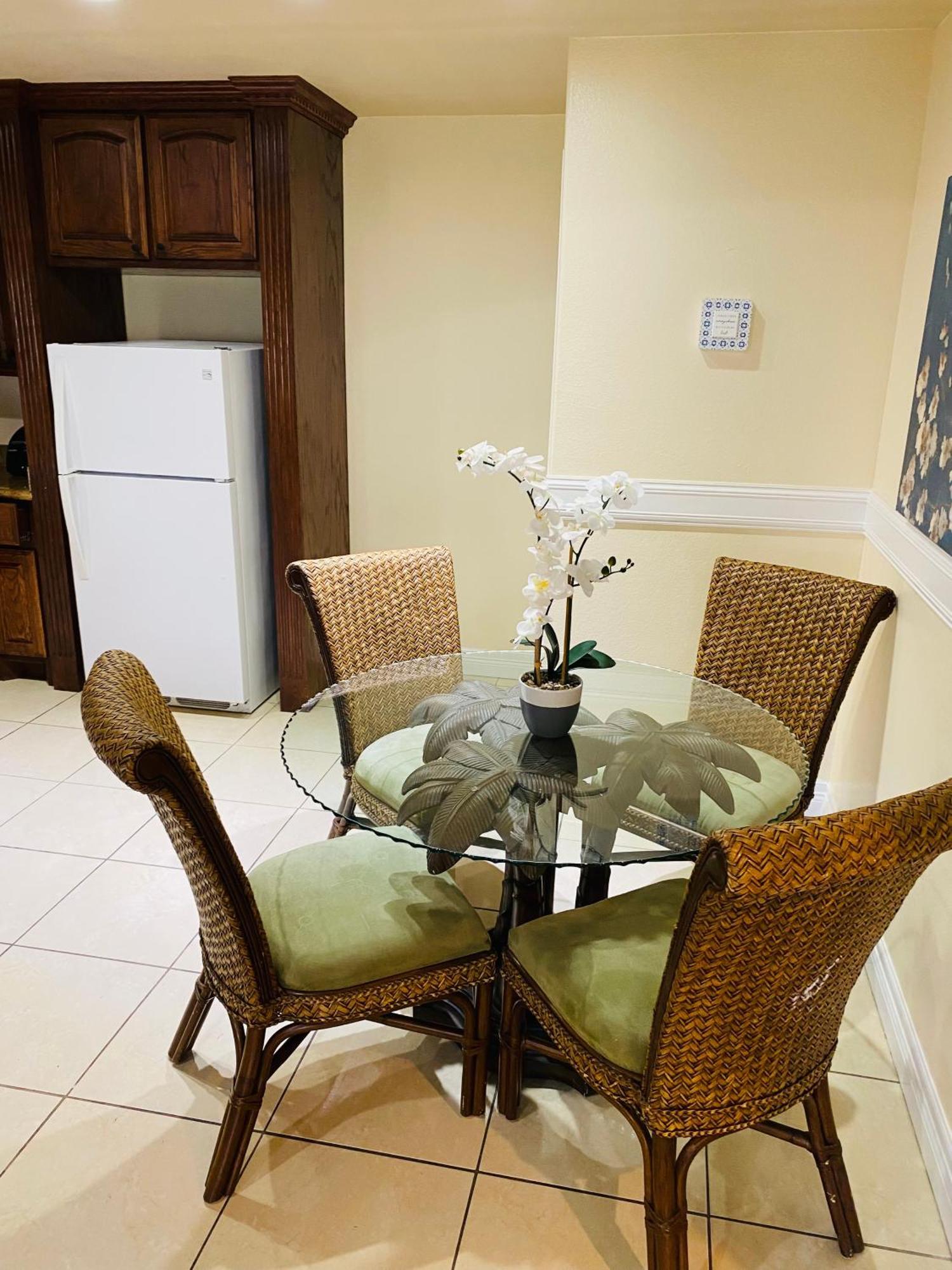 Brownsville Comfort 2 Bedroom 1 Bath , Spacious Kitchen And Outdoor Home Exterior photo