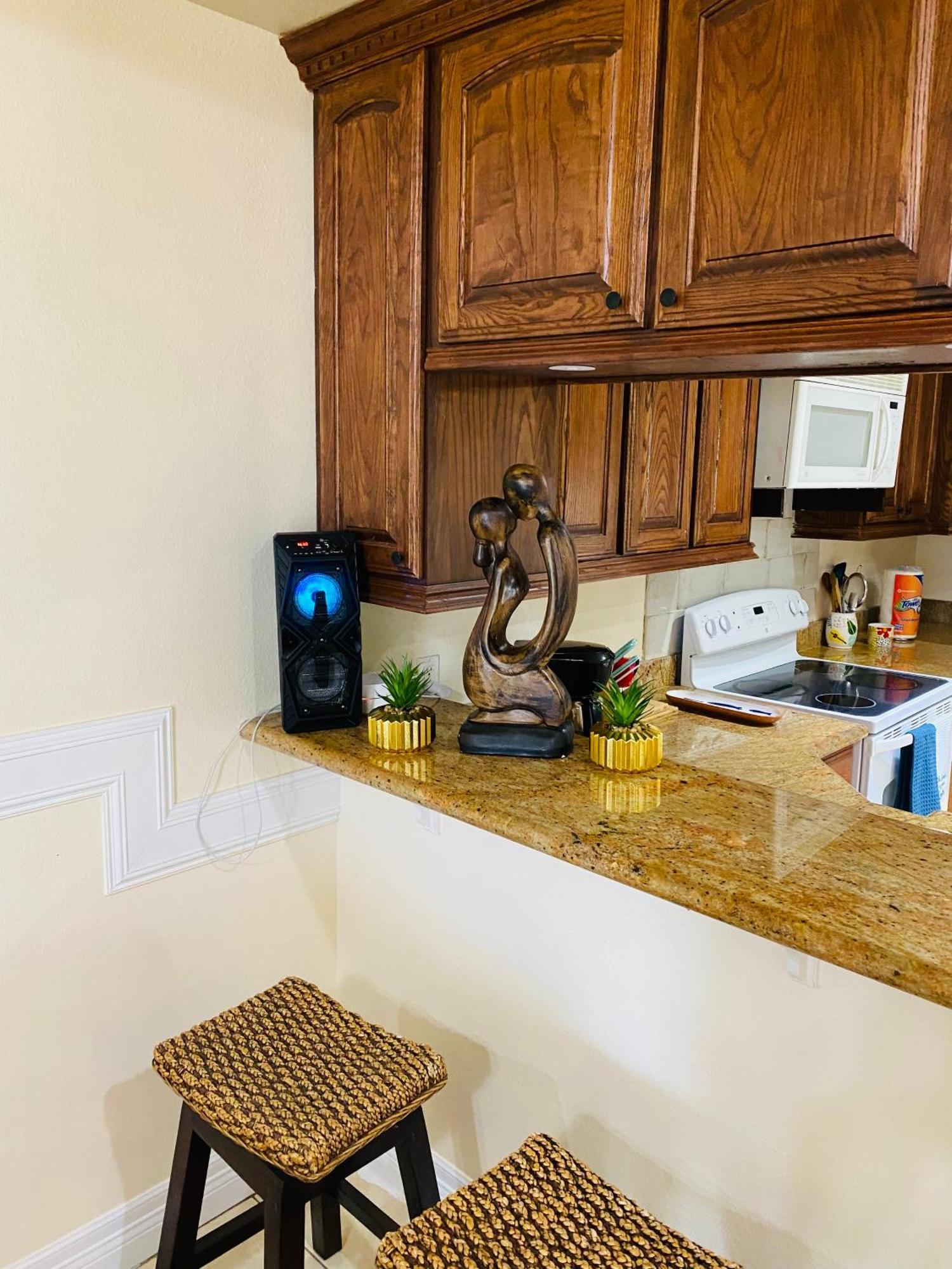 Brownsville Comfort 2 Bedroom 1 Bath , Spacious Kitchen And Outdoor Home Exterior photo